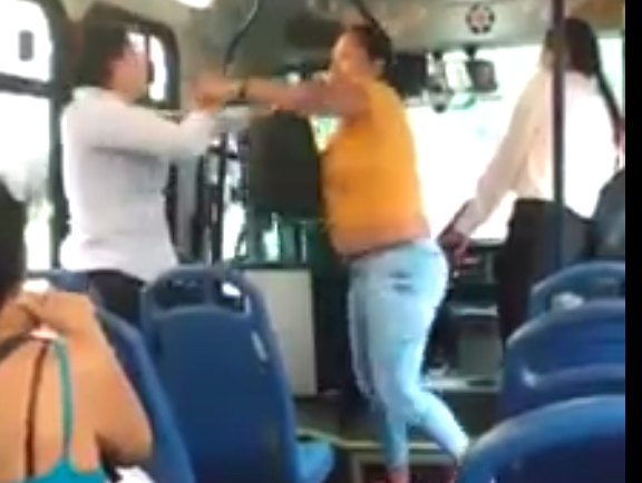 Mujeres peleando en bus