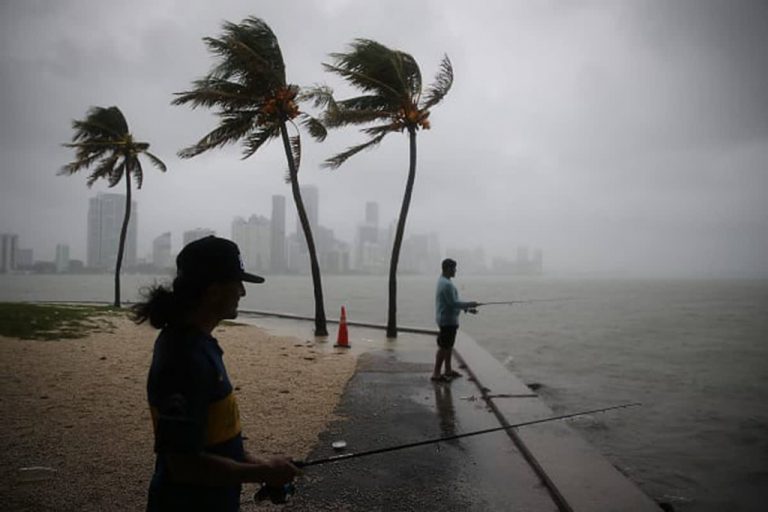 50 mil desplazados y dos muertos por una tormenta tropical en Vietnam