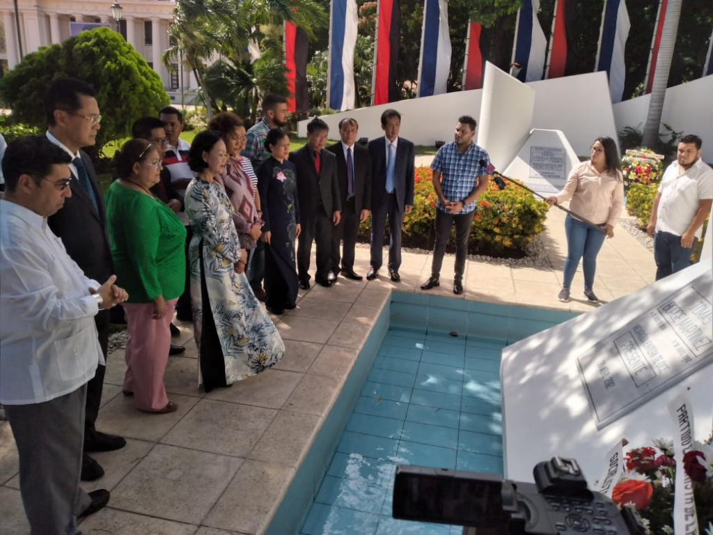 Delegacion Vietnamita visita el Mausoleo de los Comandantes de la Revolucion Sandinista