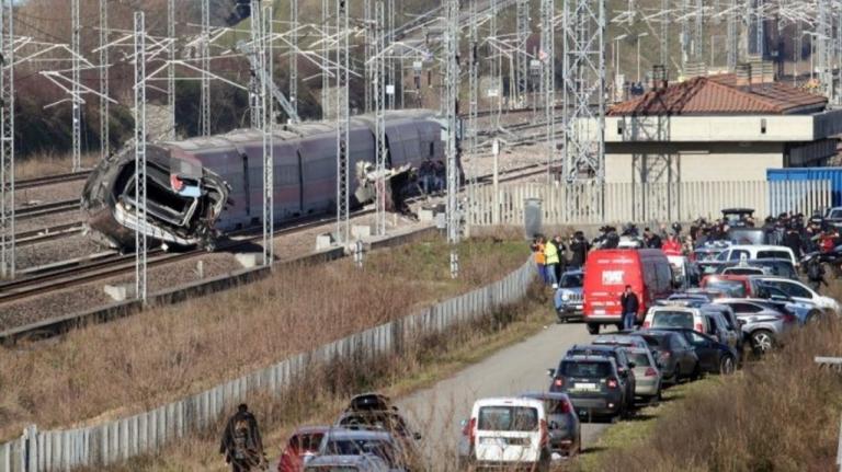 Descarrilamiento de tren deja 2 muertos y 27 heridos en Italia