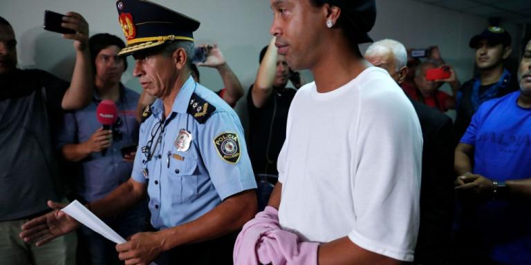 Ronaldinho y su hermano seguirán presos en Paraguay