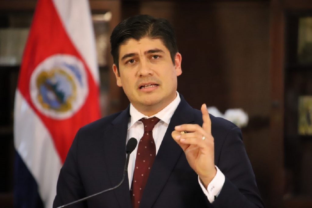 Carlos Alvarado prohíbe contratación de nicaragüenses 