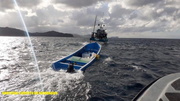 Fuerza Naval del Pacífico rescata a 4 salvadoreños que naufragaron en panga por mal tiempo