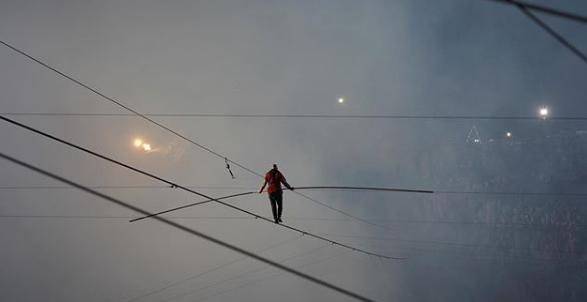 Nik Wallenda impone récord mundial al caminar sobre lago de lava del volcán Masaya
