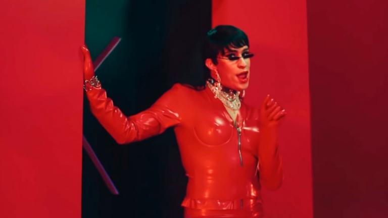 Bad Bunny calienta las redes al darle un candente beso a su novia ¡Vestido como mujer!
