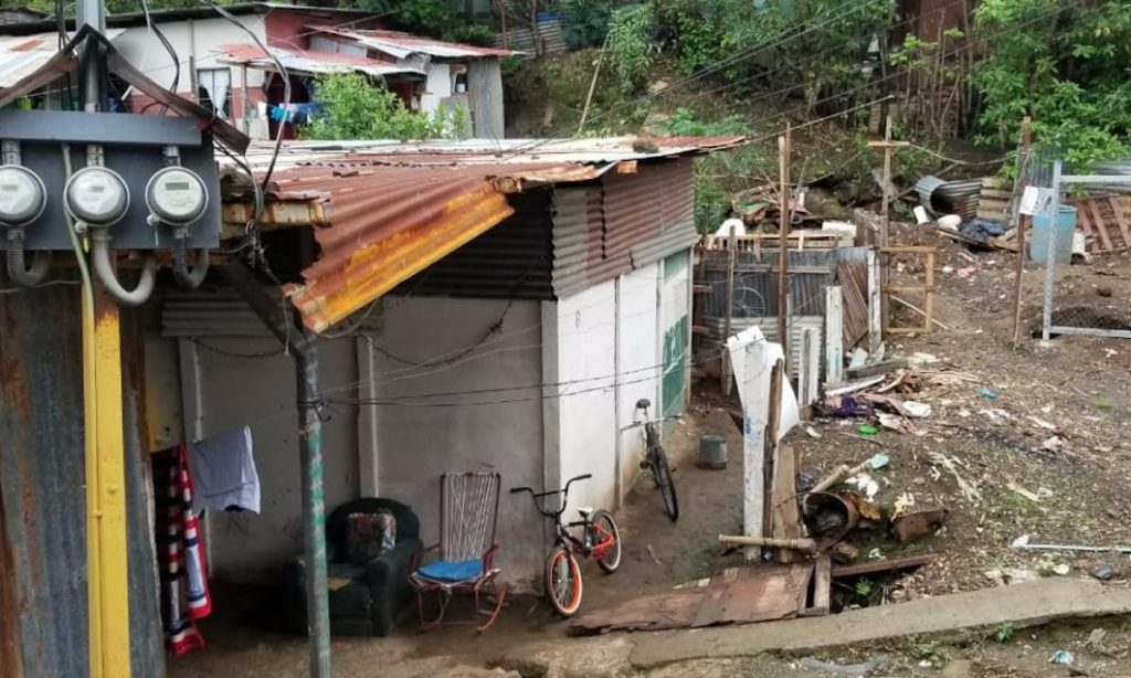 En esta humilde vivienda murió el jovencito de 16 años por negligencia de sus padres nicaragüenses. Foto cortesía la teja
