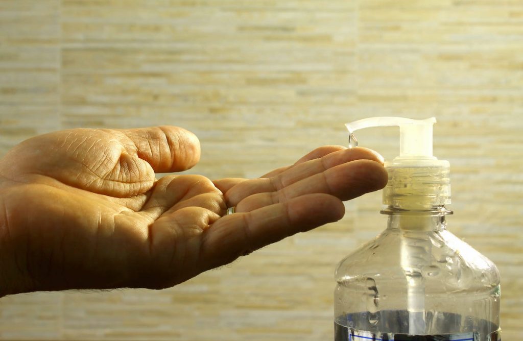 Empuje Foto Escultor UNI elabora jabón líquido y alcohol medicinal para enfrentar a la COVID-19  - Red Comunica
