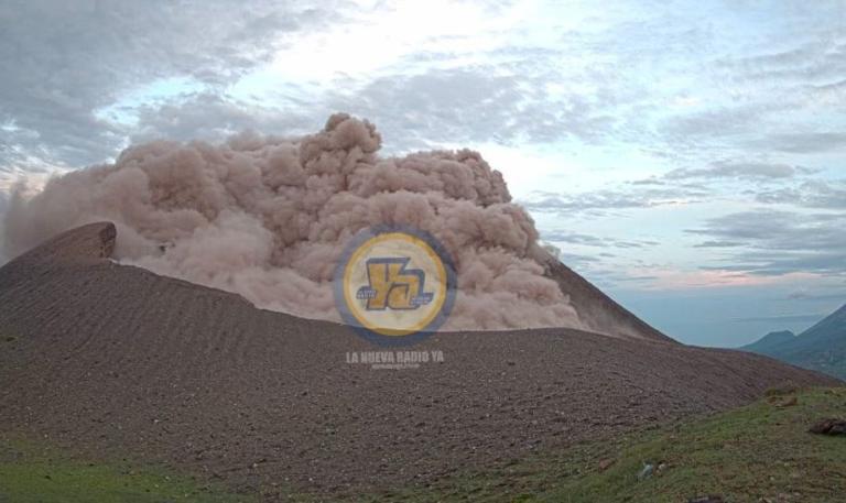 Volcán Telica registra nuevas explosiones con emanaciones de gases y cenizas