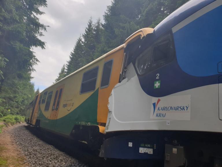 Dos trenes chocaron en República Checa causando 3 muertos y 30 heridos