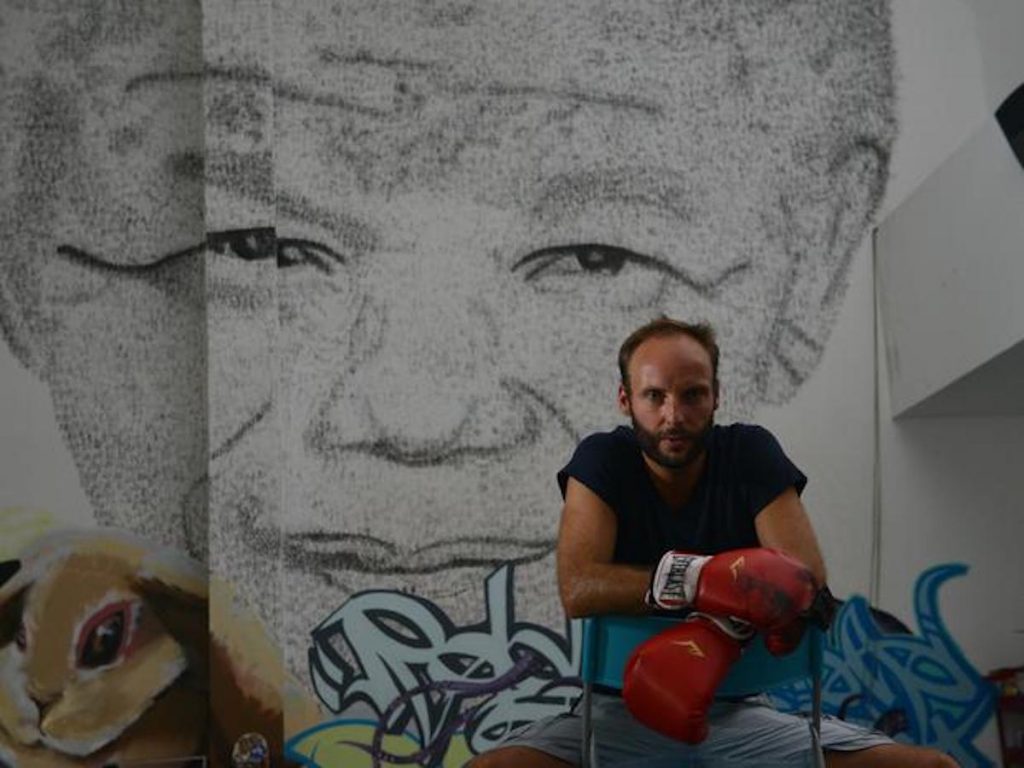 El artista belga phil akashi y su retrato de nelson mandela