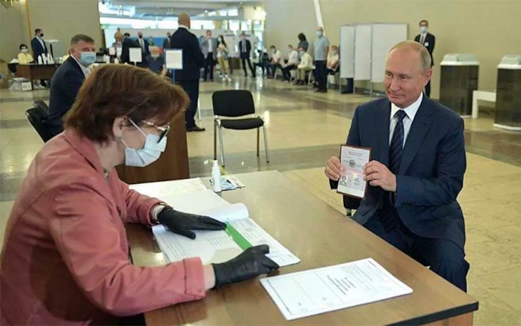 El Presidente Ruso Vladimir Putin votando en el Referendum Constitucional del 1 de julio de 2020. Foto cortesia Sputnik