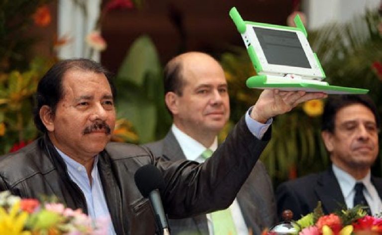 Presidente Daniel Ortega entrega más de 3 mil computadoras a 200 centros de estudios