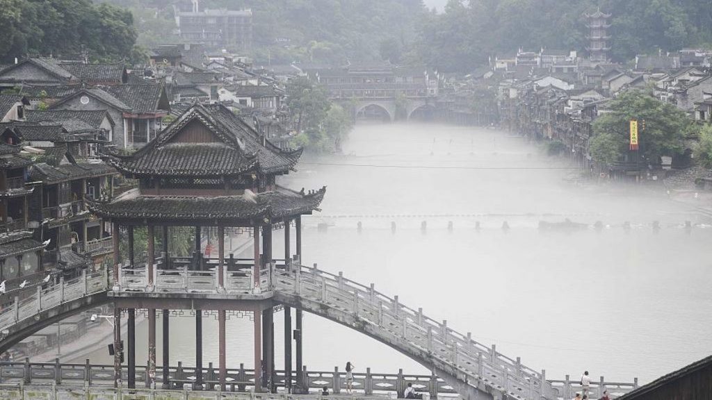 Después de las intensas lluvias se instaló una copiosa neblina en la ciudad antigua de Fenghuang, en China