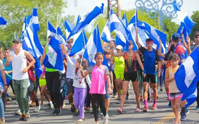 Atletas ondean la bandera de Nicaragua en el 40 aniversario de la Cruzada Nacional de Alfabetización