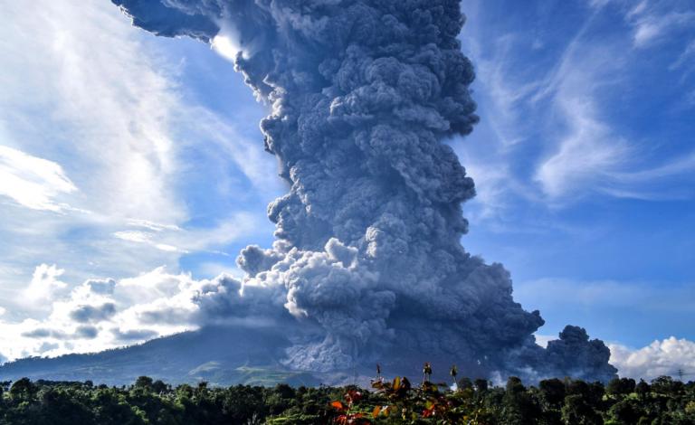 Volcán Sinabung entra en erupción en Indonesia