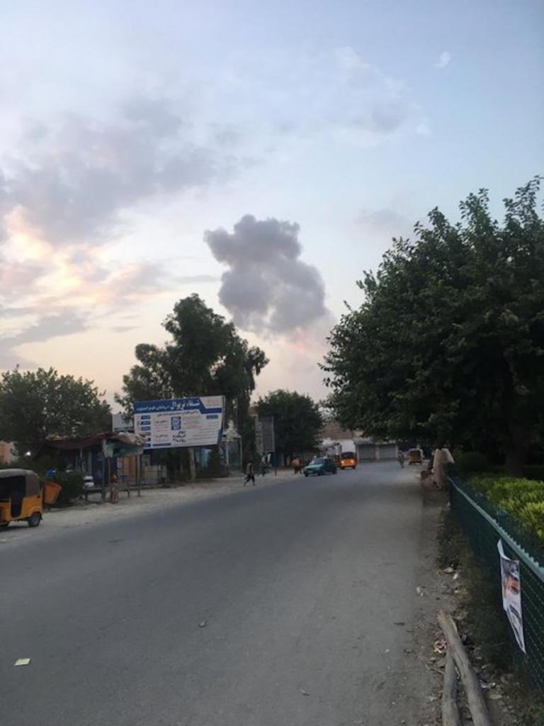 Dos personas mueren al explotar varias bombas frente a una cárcel en Afganistán