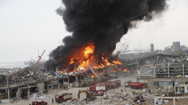 A un mes de explosión en Beirut, se registra gran incendio en puerto de Líbano