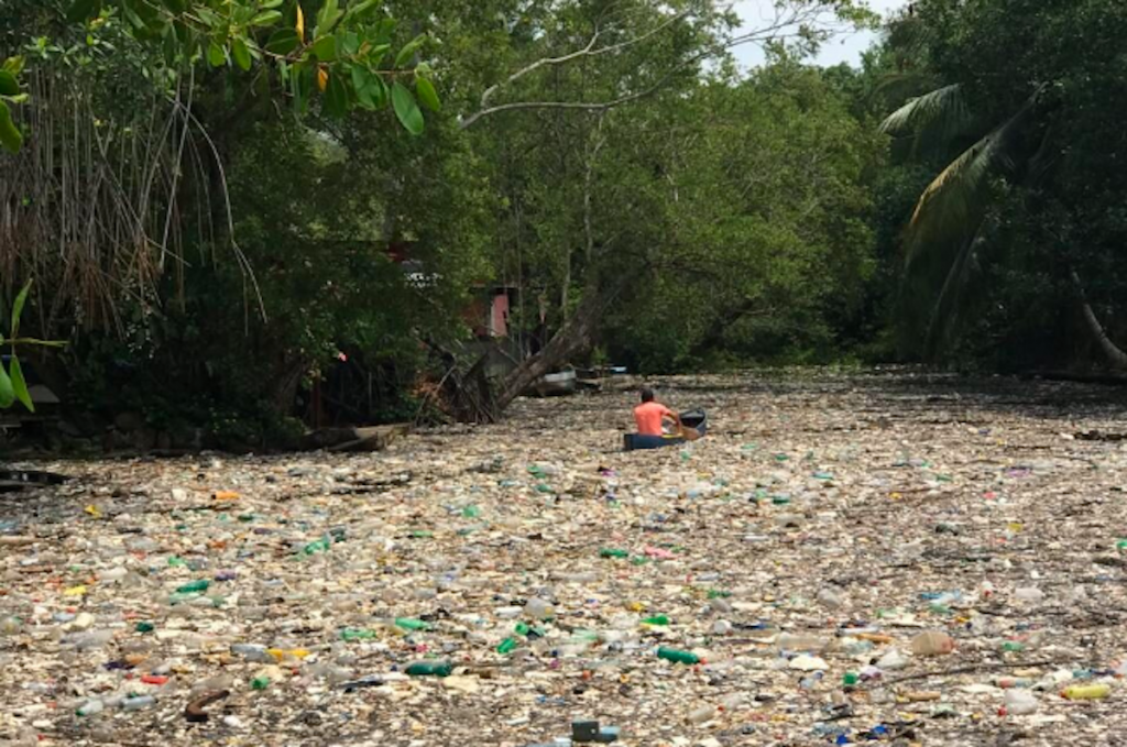 La basura de Guatemala sigue llegando a las playas de Honduras