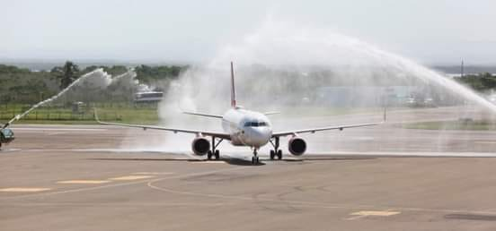 Avianca celebra reinicio operaciones en Nicaragua con chorros de agua