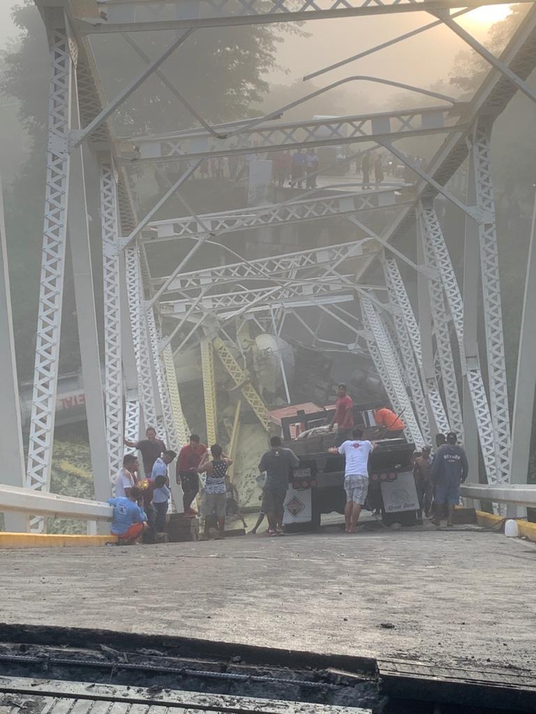 Camionero se estrella contra puente Cuisalá, en Comalapa y provoca su desplome