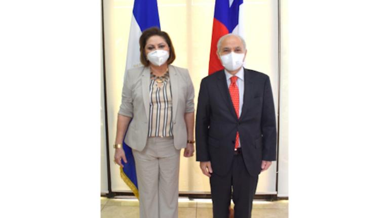 Presidenta de la CSJ sostiene encuentro con el embajador de Chile