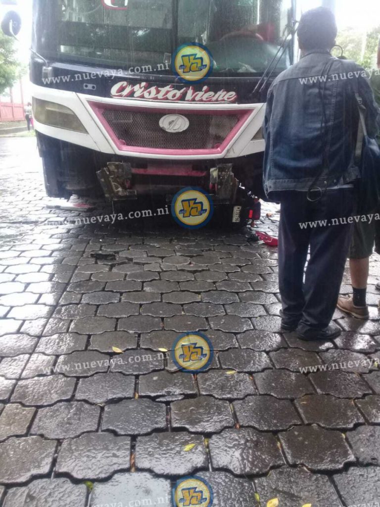 Motociclista sobrevive a brutal accidente quedó debajo de un bus en Managua La Nueva Radio YA