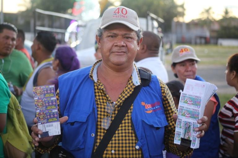Lotería Nacional sigue premiando con su gira navideña en Plaza La Fe