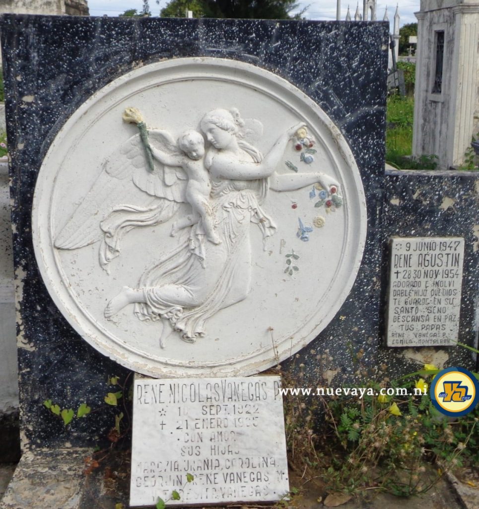 Medallón de una mujer (ángel) derramando flores en su ascenso mientras un niño que carga en su espalda lleva una antorcha en su mano