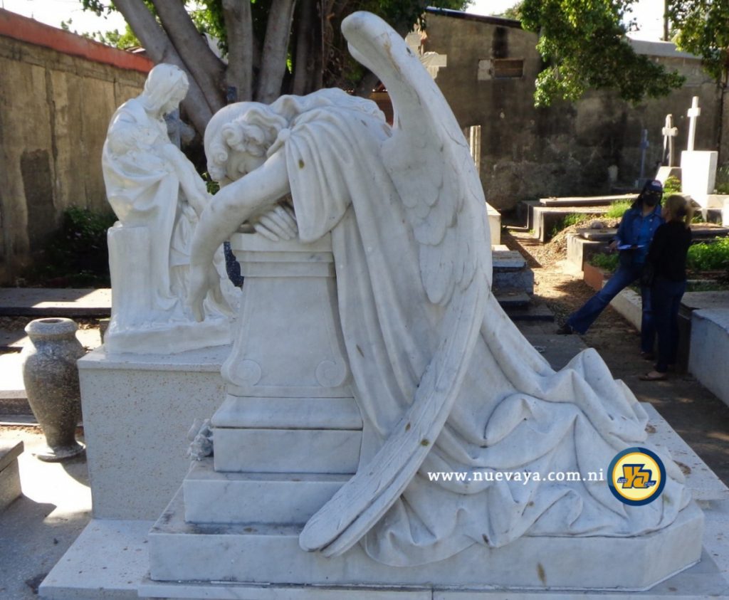 Un ángel yacente abatido sobre la tumba familiar