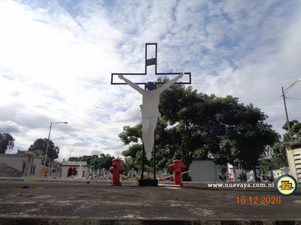 Una cruz escoltada por dos hidrantes, una tumba colectiva de bomberos de Managua