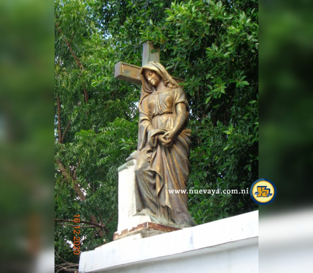 Escultura de una dama triste sosteniendo su vestido en el Cementerio General de Managua