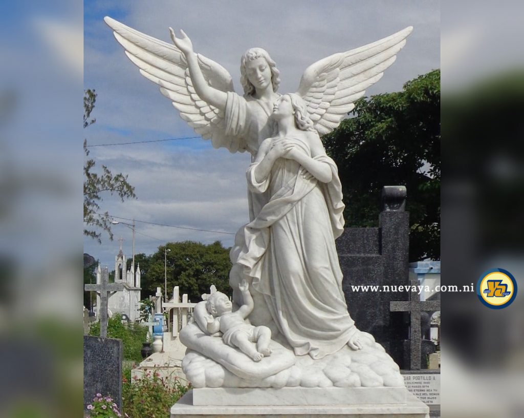 Escultura de un Ángel, la Mujer y el Niño