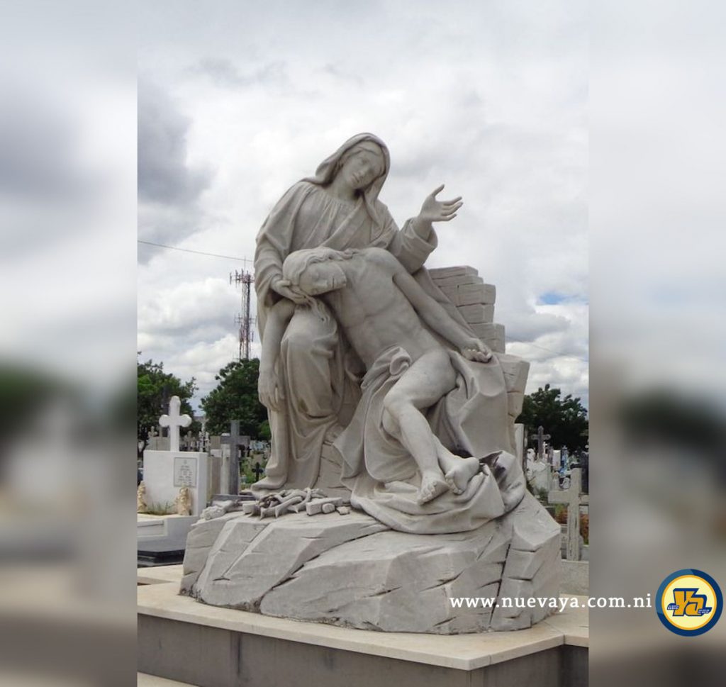 La Virgen María sosteniendo amorosamente la cabeza del Señor Jesús