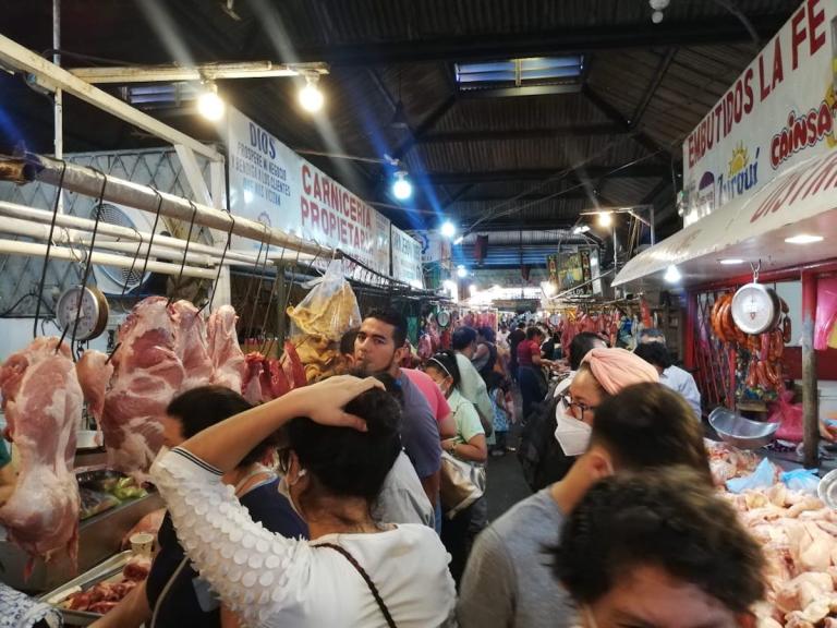 Tramos de carne y gallina bien abastecidos para Noche Buena 2020