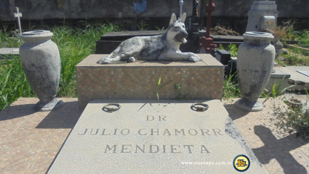 Imagen de un perro llorando la tumba de su amo en Managua