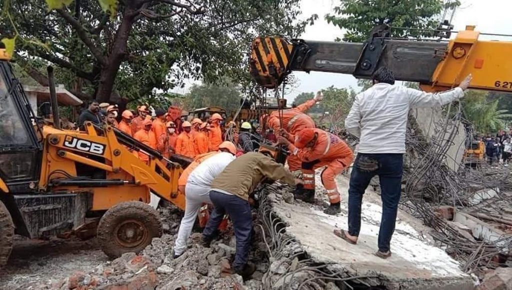 19 personas murieron al derrumbarse un crematorio en la india
