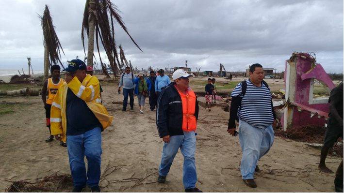 El Director del SINAPRED, doctor Guillermo González, visitó las comunidades Wawa Bar y Haulover, a fin de conocer directamente la experiencia de los comunitarios tras los huracanes Eta y Iota