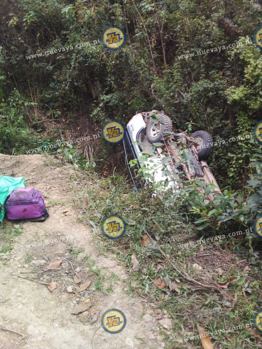 Esta camioneta cayó en un barranco dejando un saldo de un fallecido