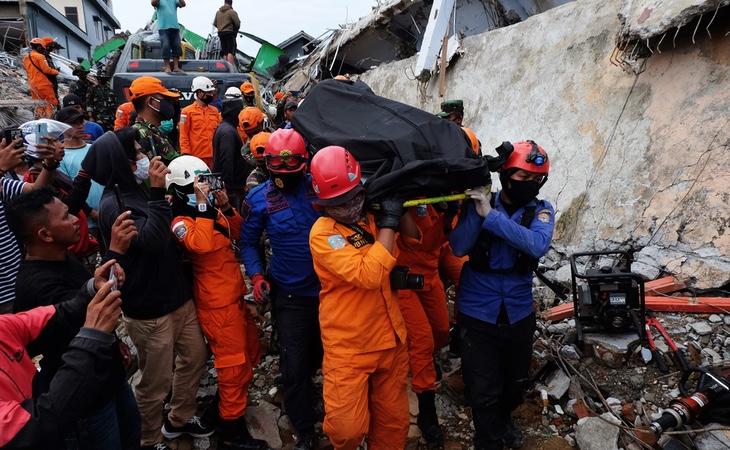 Sube a 46 cifra de fallecidos por terremoto en Indonesia