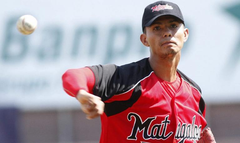 Berman Espinoza se une al club de lanzadores con 100 victorias