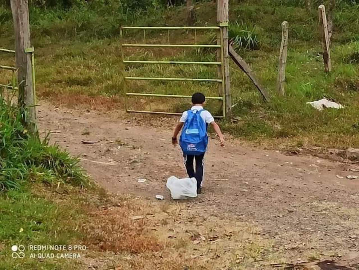 El niño Dierick habita en la comarca El Camastro, en el municipio de Santo Domingo