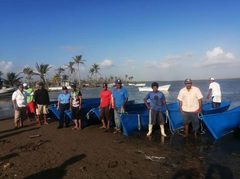 INPESCA entrega 40 cayucos en Wouhnta Bar, Nicaragua
