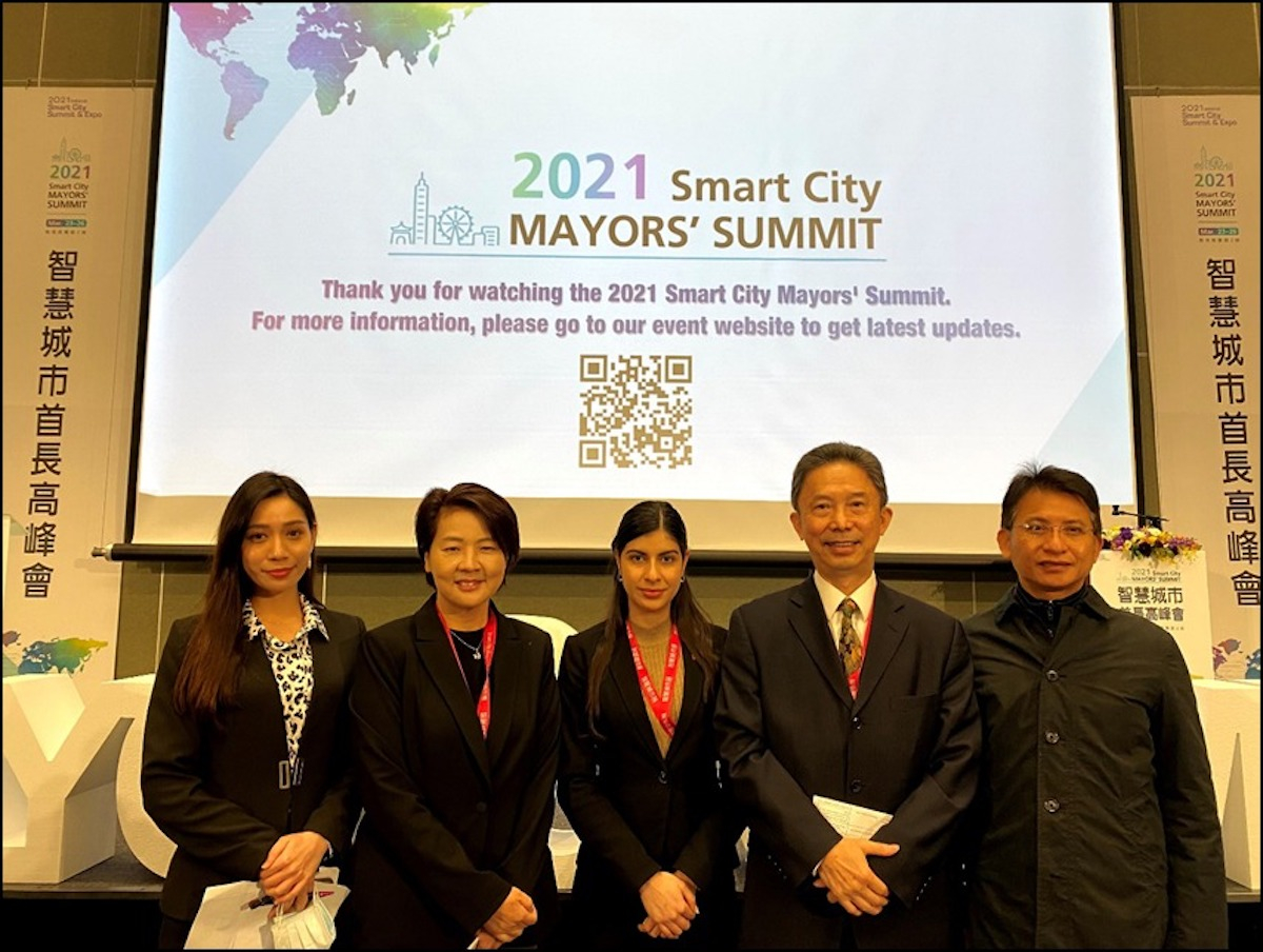 La Embajadora Rivera posa junto a la vice alcaldesa de la ciudad de Taipéi, Señora Vivian Huang y el Comisionado de la Oficina de Asuntos Exteriores del alcalde, Embajador Tom Chou.
