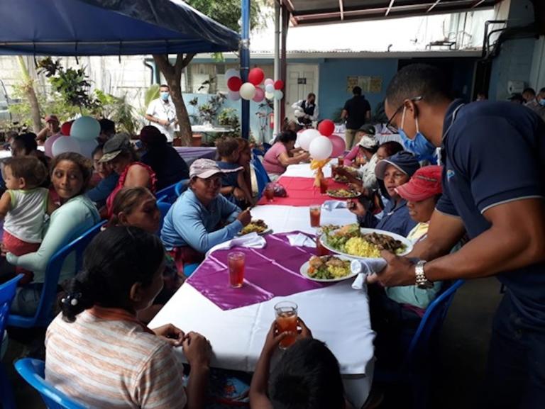 INPESCA ofrece almuerzo a mujeres trabajadoras de los semáforos