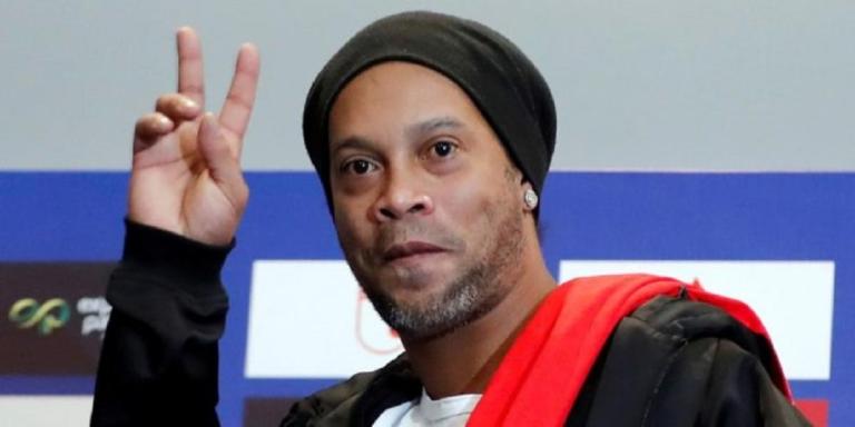Ronaldinho no deja de tomar desde la muerte de su madre, según amigos