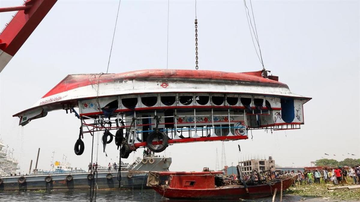 26 muertos al hundirse un barco en un río de Bangladesh