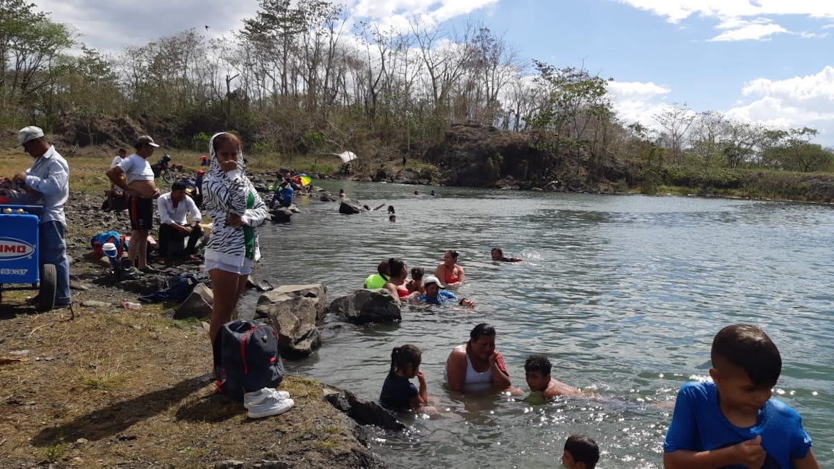 Familias disfrutan en la Posa El Tule, municipio de San Miguelito