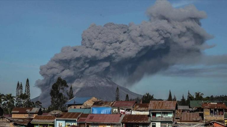 Indonesia: Volcán Sinabung lanza alta columna de humo