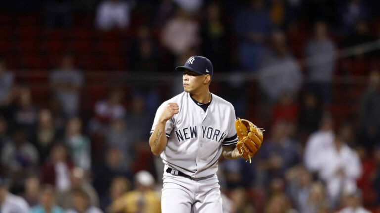 Jonathan Loáisiga retira inning perfecto ante los Angelinos