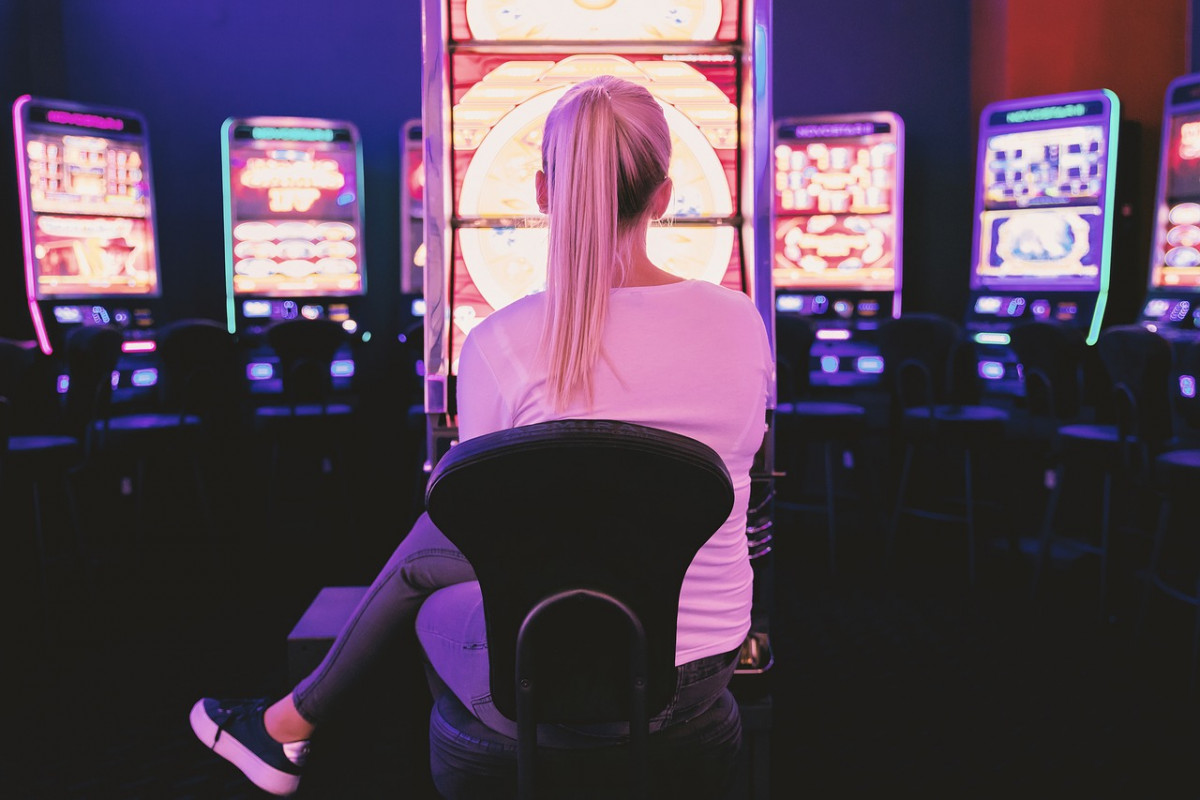 Imagen de una mujer en un casino. Foto referencial